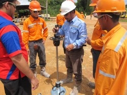 INDONESIA - compaction control in road construction with dynamic plate load tester HMP LFG