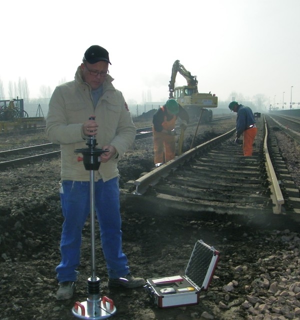 Herr Matschke prüft die Tragfähigkeit in Vorbereitung für Gleisbauarbeiten