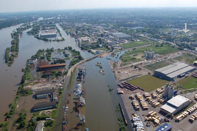 2013-06-09 Hochwasser im Industriegebiet Magdeburg Rothensee, HMP GmbH