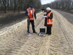 Rápida medición de la compactación alcanzada de rellenos en construcción de vías férreas de la Red ucraniana de trenes con la placa de carga dinámica HMP LFG