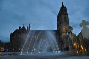 Juegos luminotécnicos delante de la Catedral de Magdeburgo, foto Rainer Schweigel